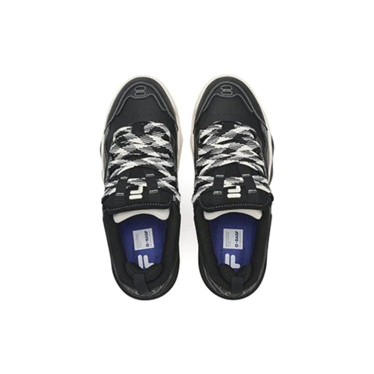 Classic Kicks Vielseitiger Komfort „Black“