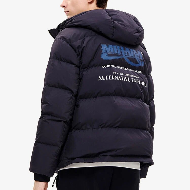Fila x Mihara Yasuhiro Kollaborations-Daunenjacke mit Kapuze in Oversize-Passform „Black White Blue“