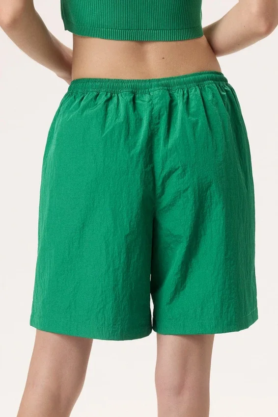 Grüne Fila x Hailey Crinkle-Shorts