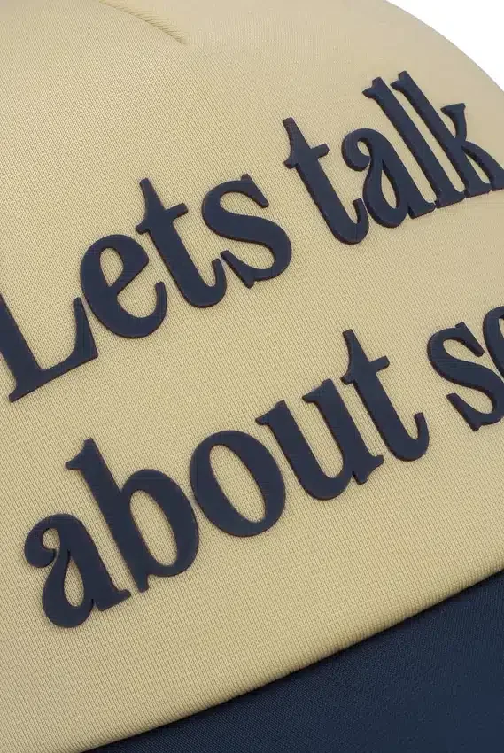 Klassische beige Addie Slogan Neopren-Kappe mit Mesh-Rückseite