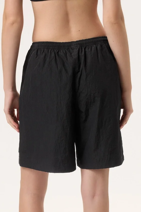 Schwarze Fila x Hailey Bieber Crinkle-Shorts