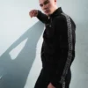Schwarze „Roman“-Jacke mit durchgehendem Reißverschluss und Banddetails