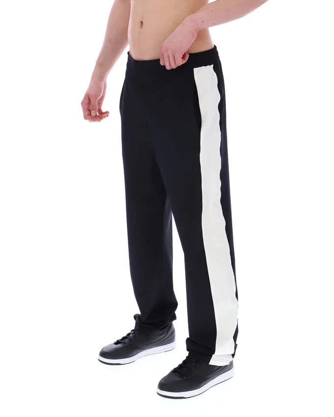 Schwarze, vom Ali-Tennis inspirierte Hose