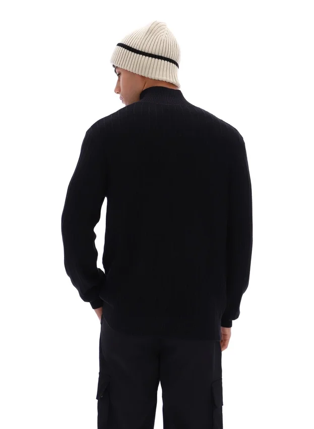 Schwarzer Stevie-Strickpullover mit 1/4-Reißverschluss, Trichterkragen und strukturierter Optik
