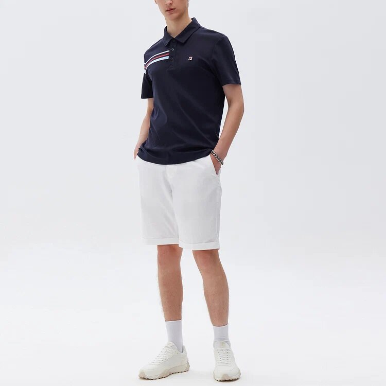 Sportlich-lässiges Kurzarm-Polohemd für Herren in Blau mit kontrastfarbenen Streifen auf den Shorts