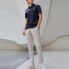 Sportlich-lässiges Kurzarm-Polohemd für Herren in Blau mit kontrastfarbenen Streifen auf den Shorts