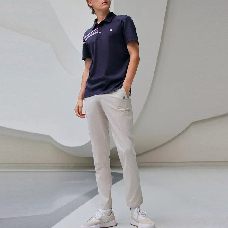 Sportlich-lässiges Kurzarm-Polohemd für Herren in Blau mit kontrastfarbenen Streifen auf den Shorts