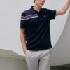 Sportlich-lässiges Kurzarm-Polohemd für Herren in Blau mit kontrastfarbenen Streifen auf den Shorts