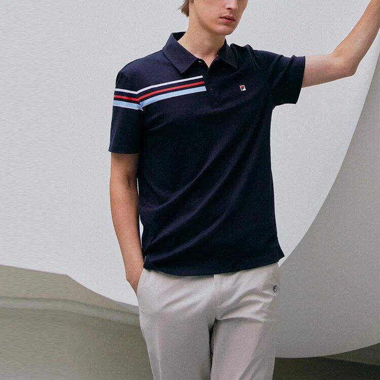 Sportlich-lässiges Kurzarm-Polohemd für Herren in Blau mit kontrastfarbenen Streifen auf den Shorts
