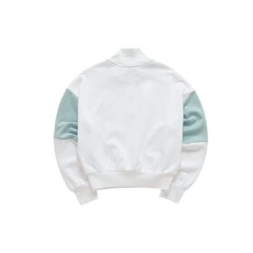 Sportlicher Pullover mit kontrastierenden Farben, Stehkragen und halbem Reißverschluss, weiß