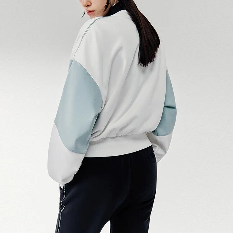 Sportlicher Pullover mit kontrastierenden Farben, Stehkragen und halbem Reißverschluss, weiß