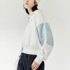 Sportlicher Pullover mit kontrastierenden Farben, Stehkragen und halbem Reißverschluss, weiß