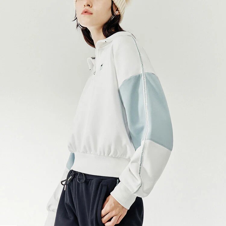 Sportlicher Pullover mit kontrastierenden Farben, Stehkragen und halbem Reißverschluss, weiß